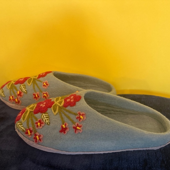 Brand New! French Knot Lindsay Mason “Secret Garden” 100% Wool Slippers Large - Picture 2 of 3
